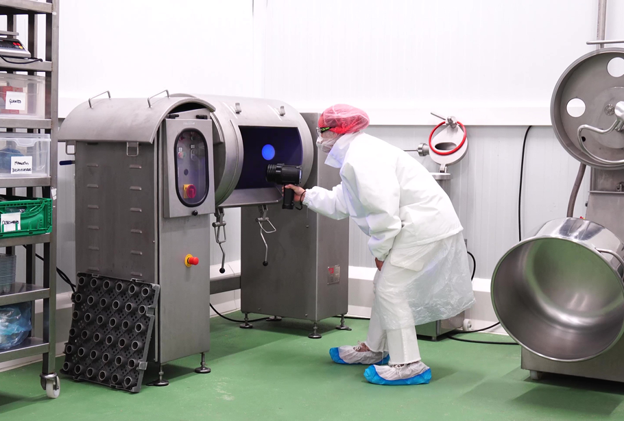 Operator using BioDtex device